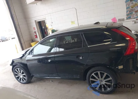 2016 Volvo Xc60 T6 Platinum z USA, uszkodzony, nr VIN YV4902RM6G2812102